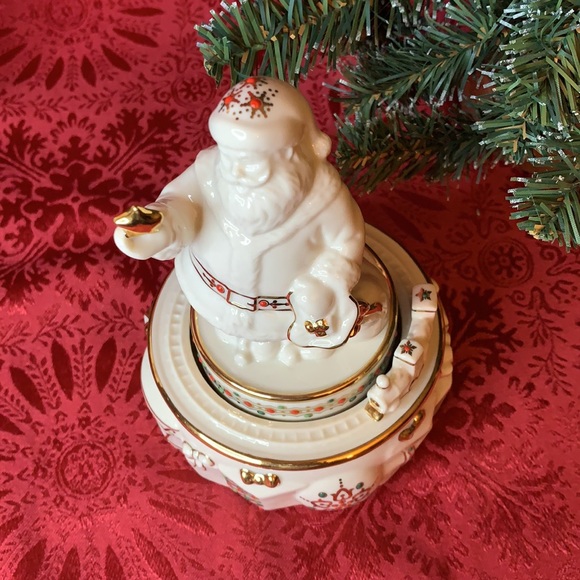 Lenox “China Jewels Musicals Collection” Santa with Train and gifts music box - Picture 3 of 11